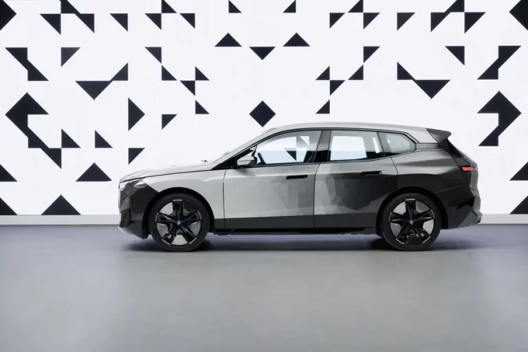 BMW’s New Car Changes Color at the Touch of a Button – How?